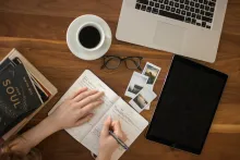 Bureau avec un ordinateur